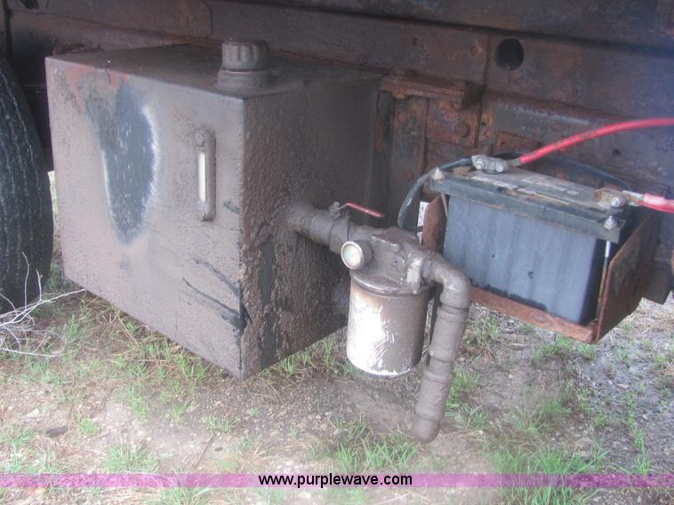 image for item 6929 1985 Ford F700 dump truck