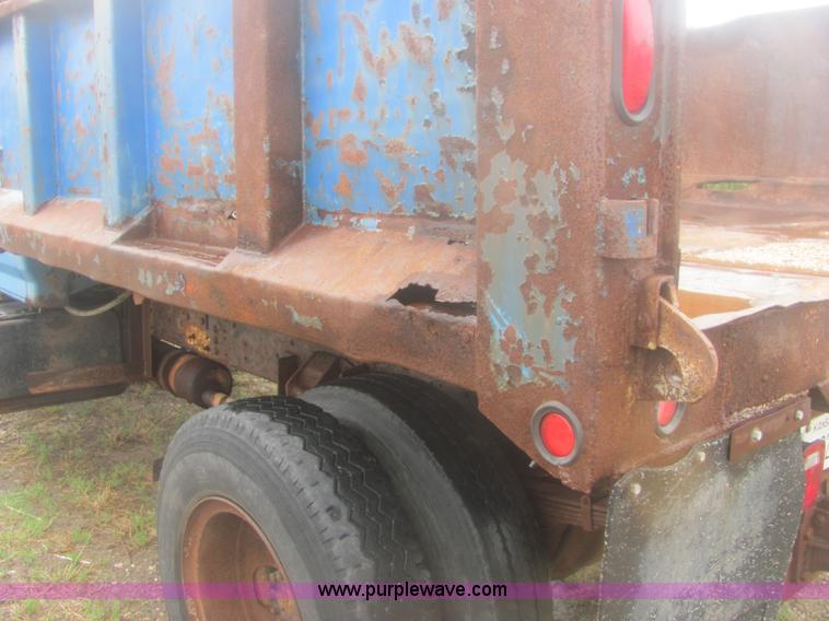 image for item 6929 1985 Ford F700 dump truck