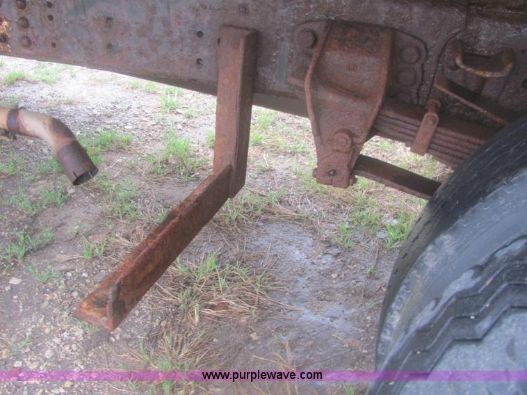 image for item 6929 1985 Ford F700 dump truck