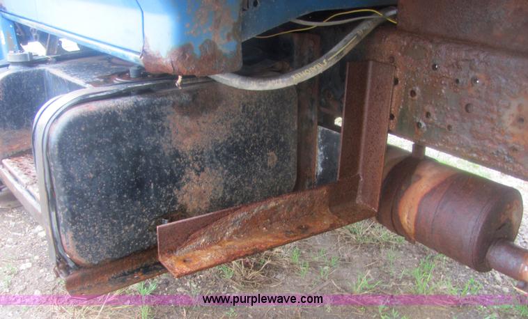 image for item 6929 1985 Ford F700 dump truck