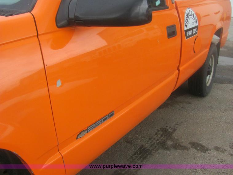 image for item 6932 1997 Chevrolet C2500 Cheyenne pickup truck
