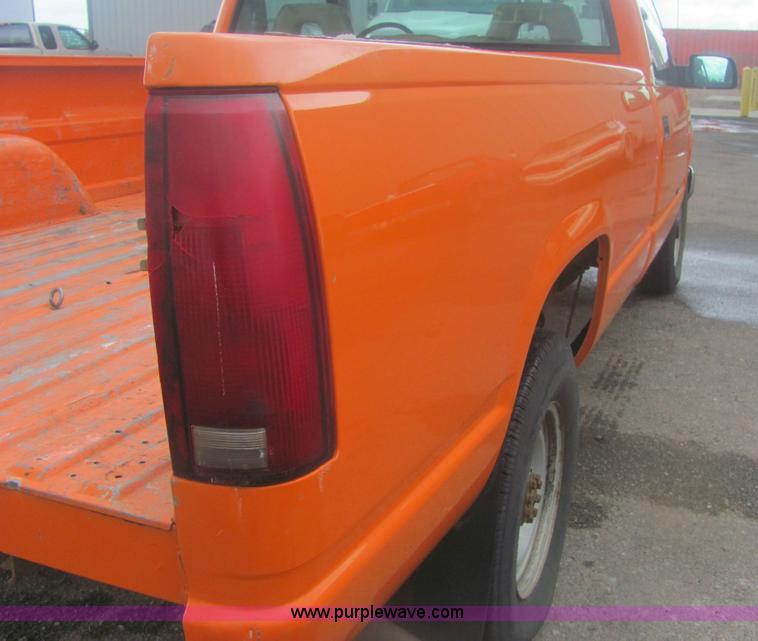 image for item 6932 1997 Chevrolet C2500 Cheyenne pickup truck
