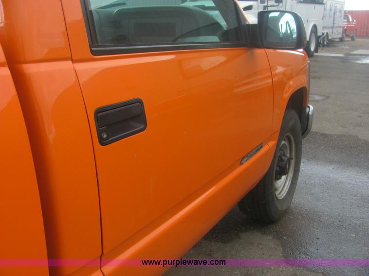 image for item 6932 1997 Chevrolet C2500 Cheyenne pickup truck