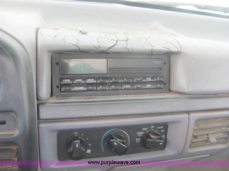 image for item 6933 1995 Ford F250 XL pickup truck