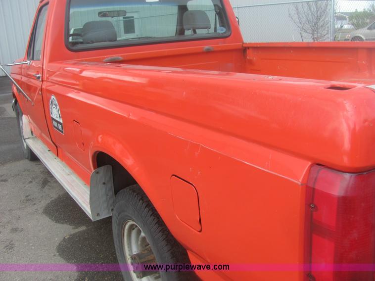 image for item 6933 1995 Ford F250 XL pickup truck
