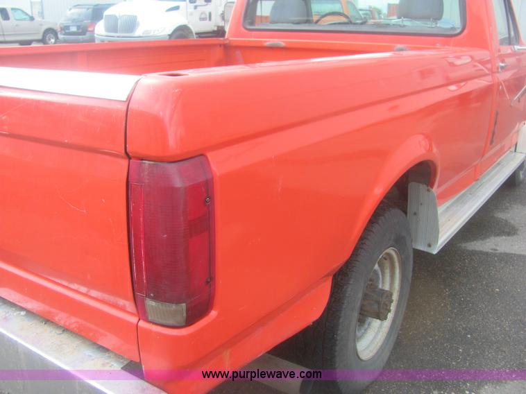 image for item 6933 1995 Ford F250 XL pickup truck
