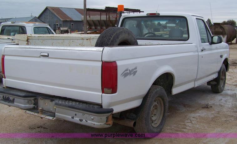 image for item 7379 1995 Ford F150 XL pickup truck