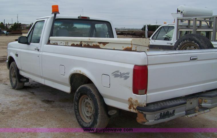 image for item 7379 1995 Ford F150 XL pickup truck