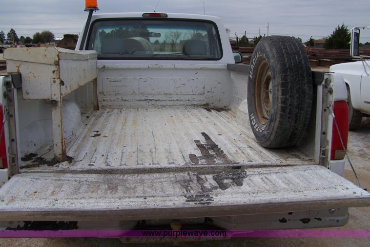 image for item 7379 1995 Ford F150 XL pickup truck