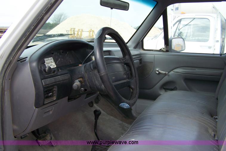 image for item 7379 1995 Ford F150 XL pickup truck