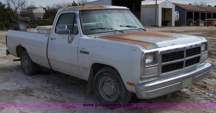 image for item 7380 1992 Dodge D150 pickup truck