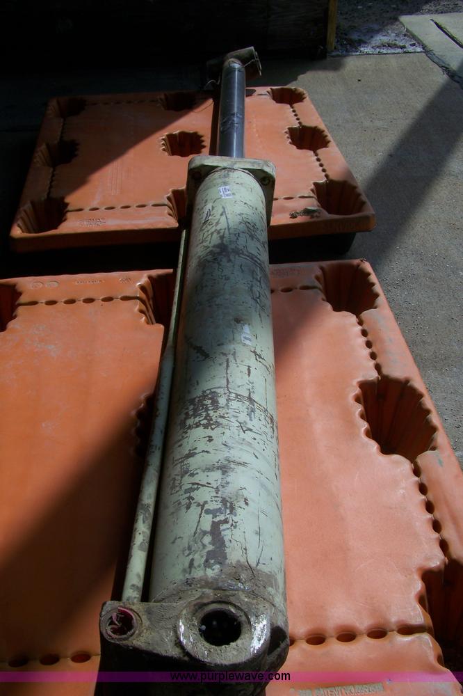 image for item 7394 Hydraulic cylinder