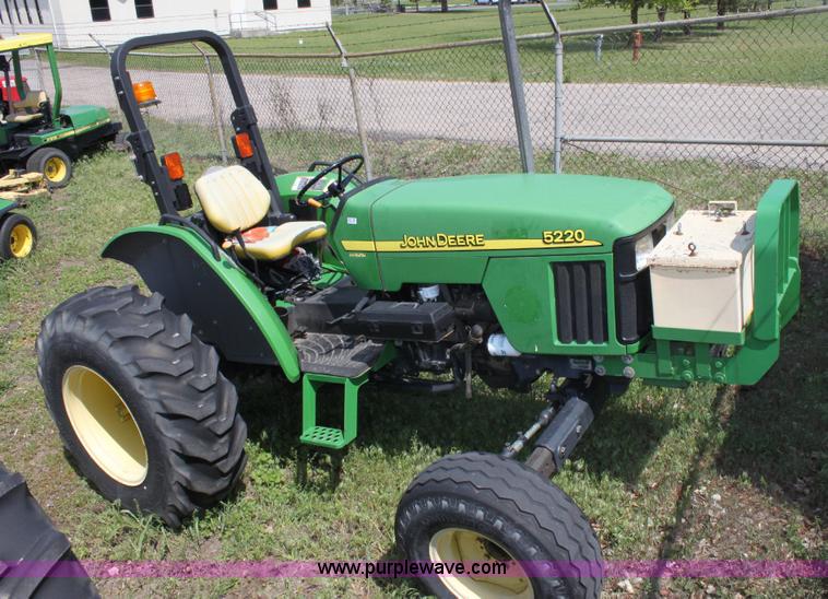 image for item 6256 2004 John Deere 5220 tractor