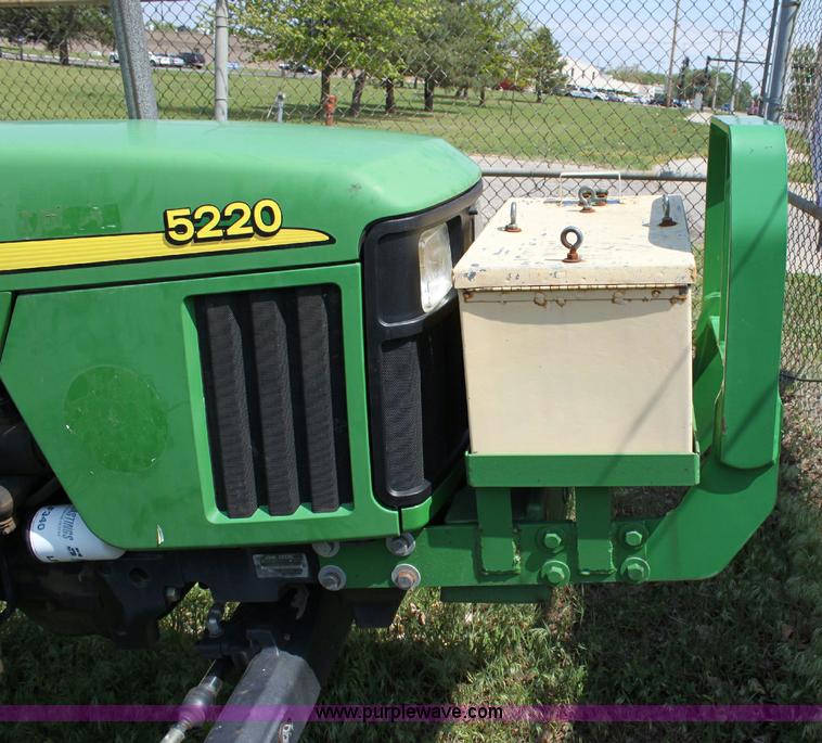 image for item 6256 2004 John Deere 5220 tractor