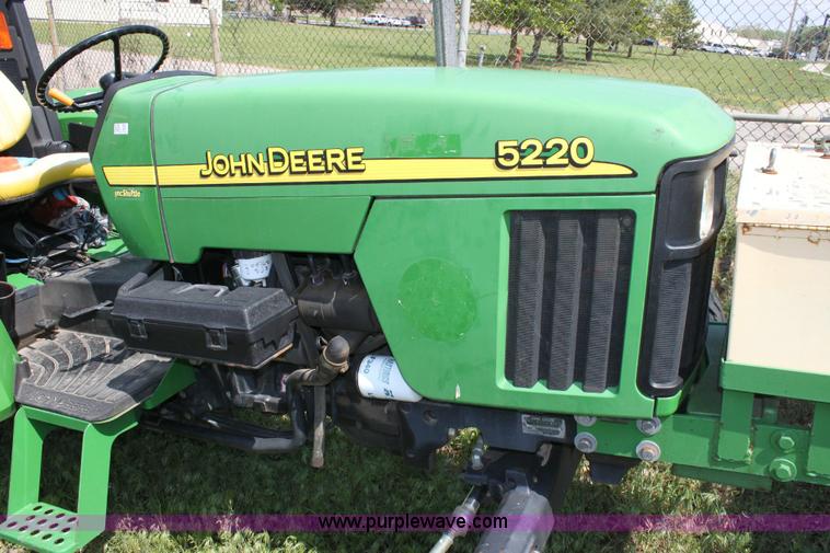 image for item 6256 2004 John Deere 5220 tractor