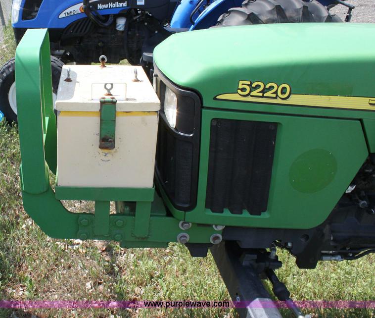 image for item 6256 2004 John Deere 5220 tractor
