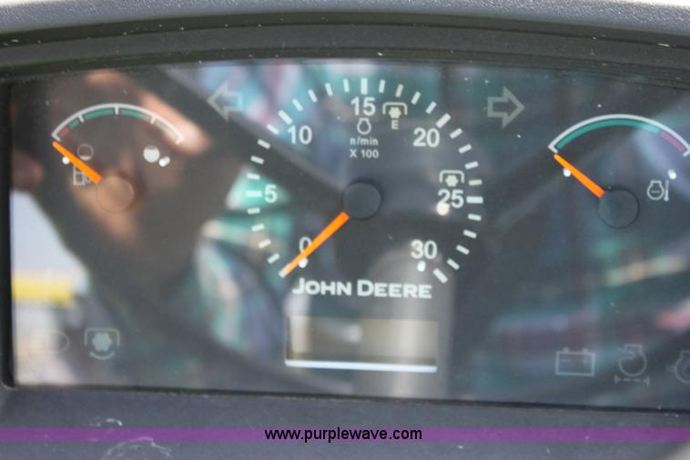 image for item 6256 2004 John Deere 5220 tractor
