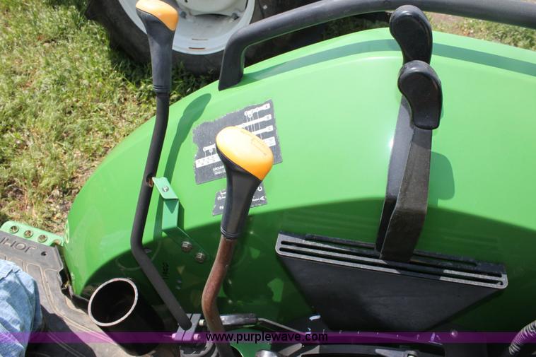 image for item 6256 2004 John Deere 5220 tractor