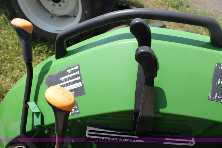 image for item 6256 2004 John Deere 5220 tractor