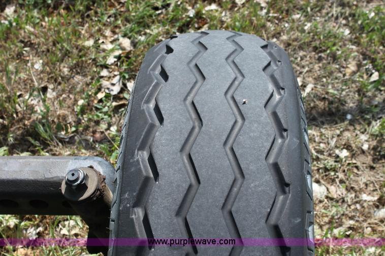 image for item 6256 2004 John Deere 5220 tractor