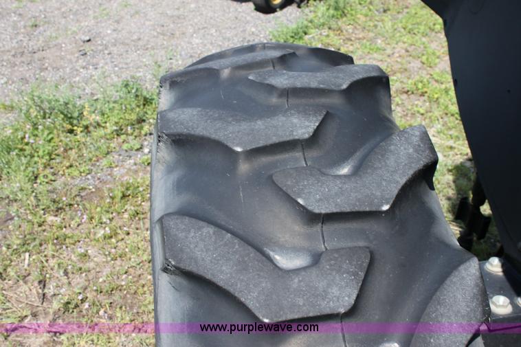 image for item 6256 2004 John Deere 5220 tractor