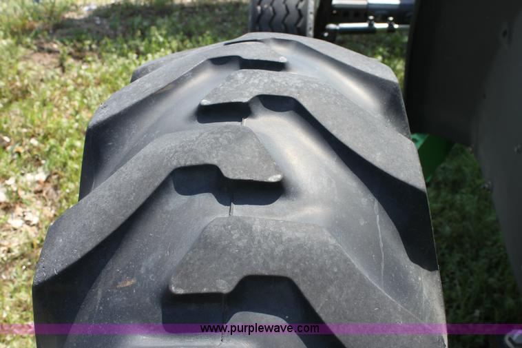 image for item 6256 2004 John Deere 5220 tractor