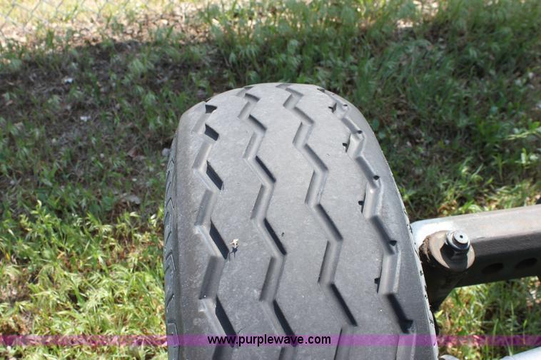 image for item 6256 2004 John Deere 5220 tractor