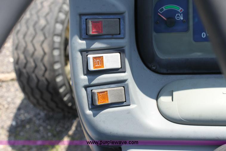 image for item 6261 2007 New Holland TN60A tractor