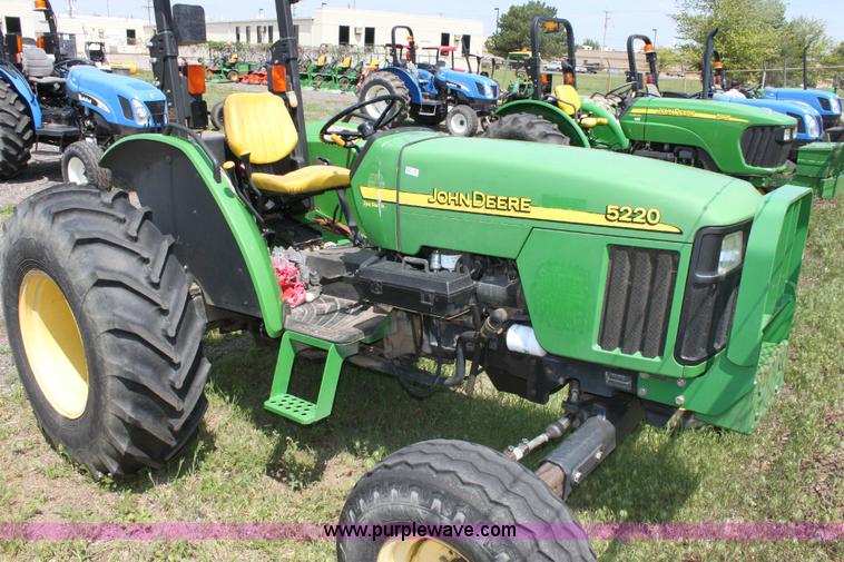 image for item 6262 2004 John Deere 5220 tractor