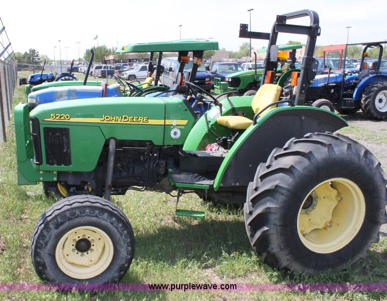 image for item 6262 2004 John Deere 5220 tractor