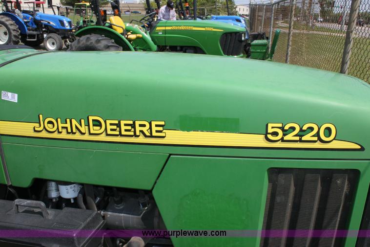 image for item 6262 2004 John Deere 5220 tractor
