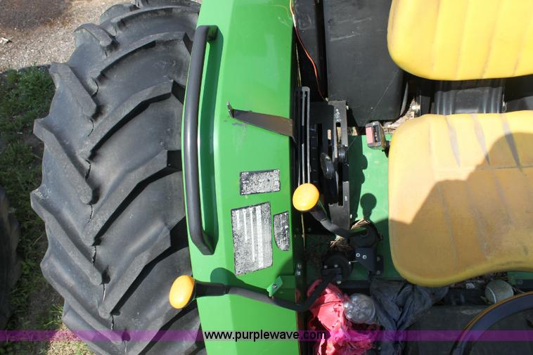 image for item 6262 2004 John Deere 5220 tractor