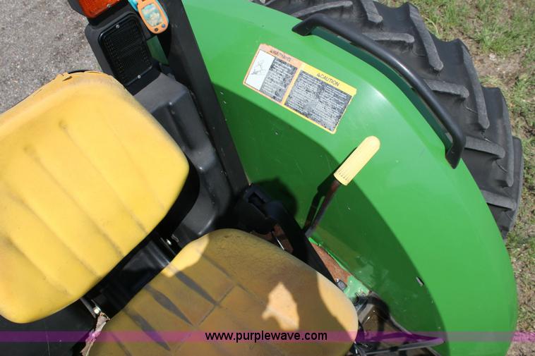 image for item 6262 2004 John Deere 5220 tractor