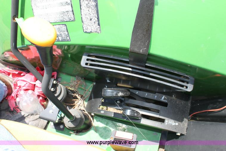 image for item 6262 2004 John Deere 5220 tractor