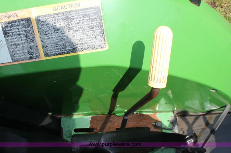 image for item 6262 2004 John Deere 5220 tractor