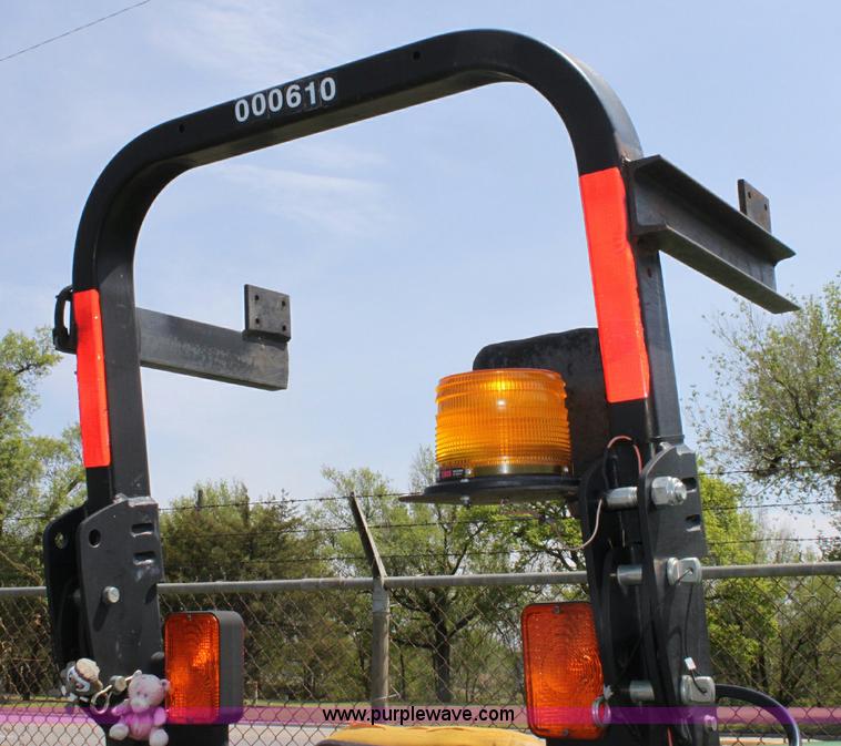 image for item 6262 2004 John Deere 5220 tractor