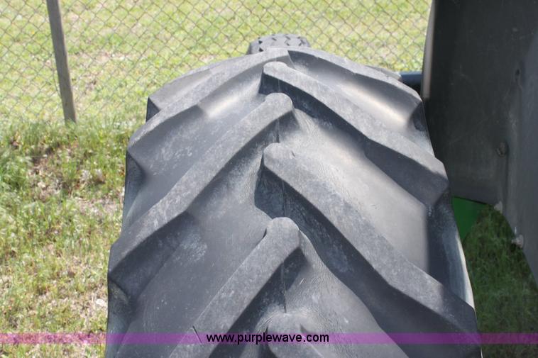 image for item 6262 2004 John Deere 5220 tractor