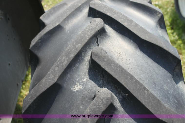 image for item 6262 2004 John Deere 5220 tractor