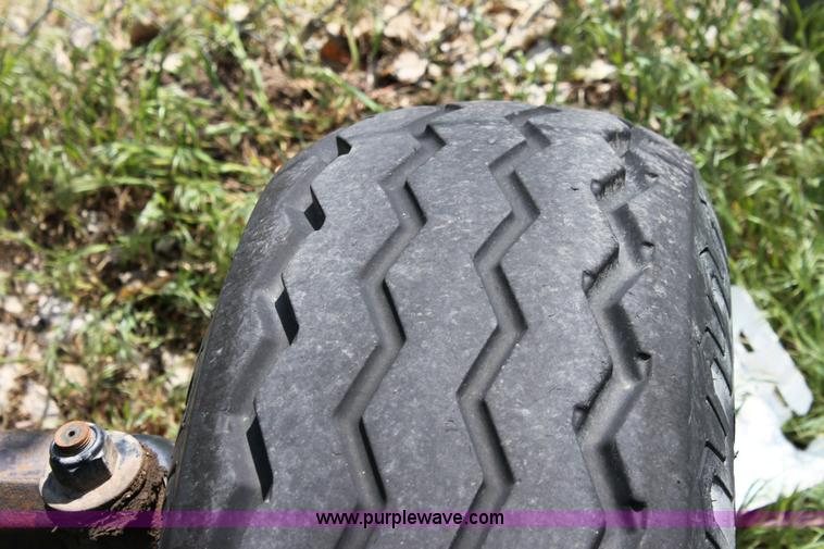 image for item 6262 2004 John Deere 5220 tractor