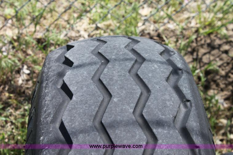 image for item 6262 2004 John Deere 5220 tractor