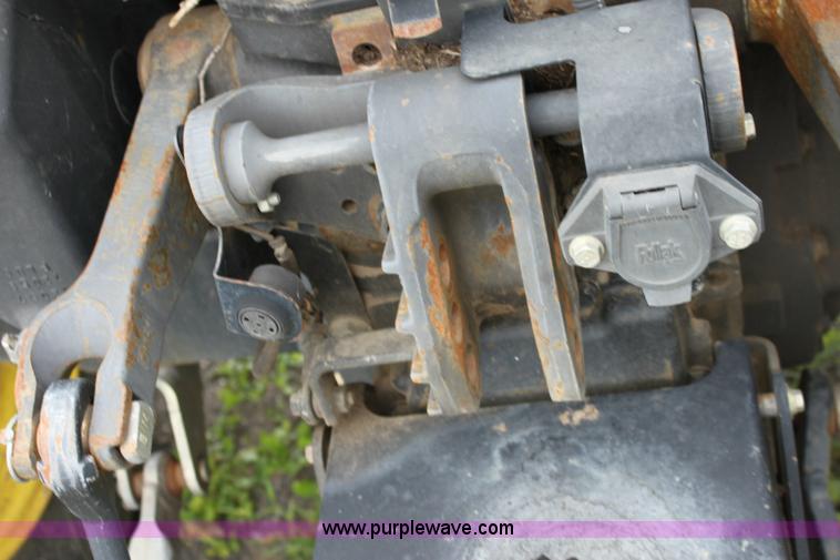 image for item 6276 2005 John Deere 5225 tractor