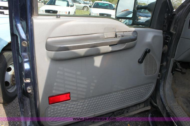 image for item 6380 2002 Ford F550 XL Super Duty service pickup truck