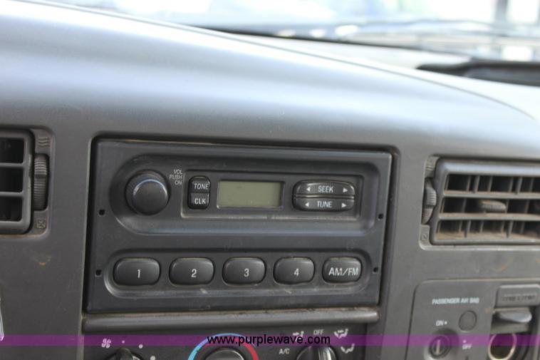 image for item 6380 2002 Ford F550 XL Super Duty service pickup truck