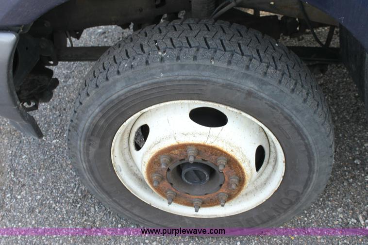 image for item 6380 2002 Ford F550 XL Super Duty service pickup truck