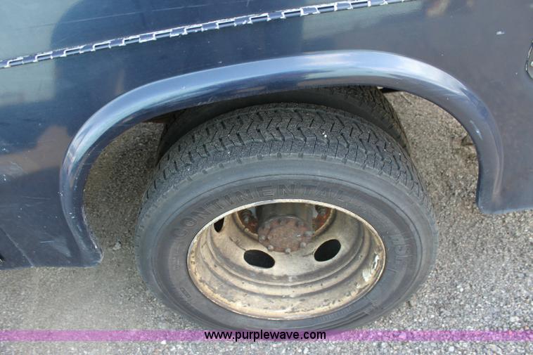 image for item 6380 2002 Ford F550 XL Super Duty service pickup truck