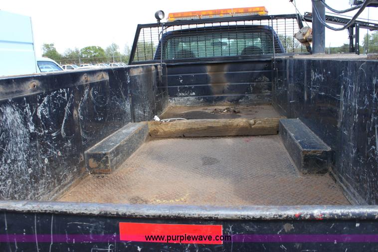 image for item 6380 2002 Ford F550 XL Super Duty service pickup truck