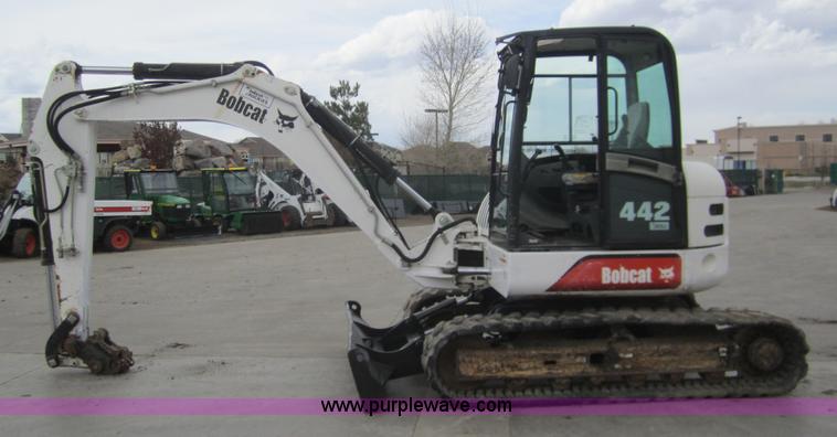 image for item 3054 2002 Bobcat 442-U compact excavator