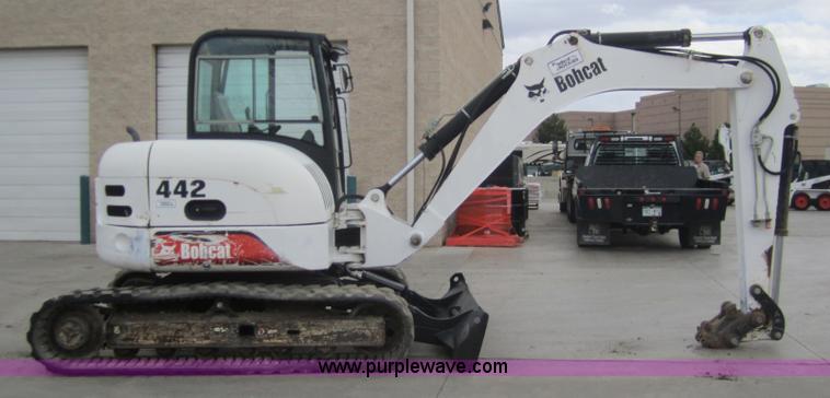 image for item 3054 2002 Bobcat 442-U compact excavator
