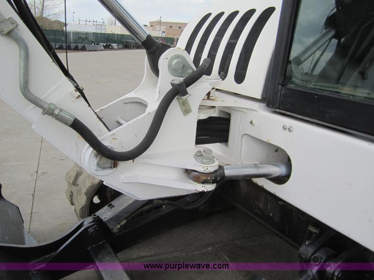 image for item 3054 2002 Bobcat 442-U compact excavator