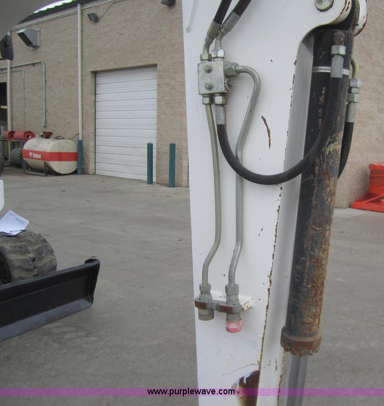 image for item 3054 2002 Bobcat 442-U compact excavator